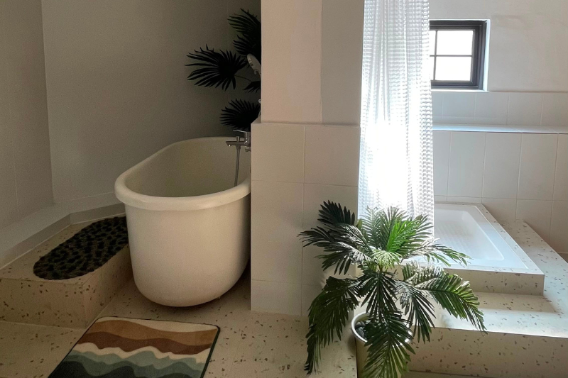 Bathroom with jacuzzi